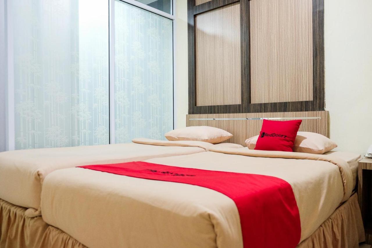 Reddoorz Plus Near Living World Пеканбару Экстерьер фото